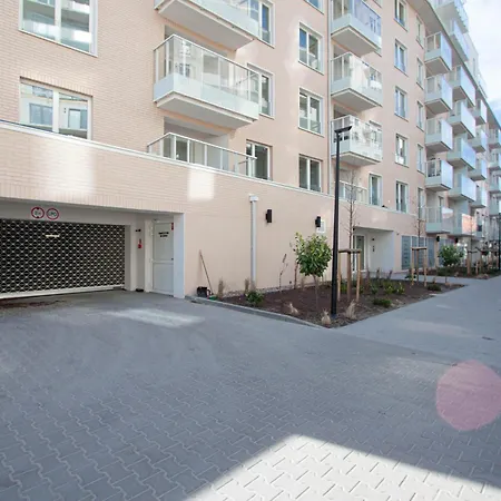Apartly - Garden Z Prywatnym Ogrodem W Centrum# Parking